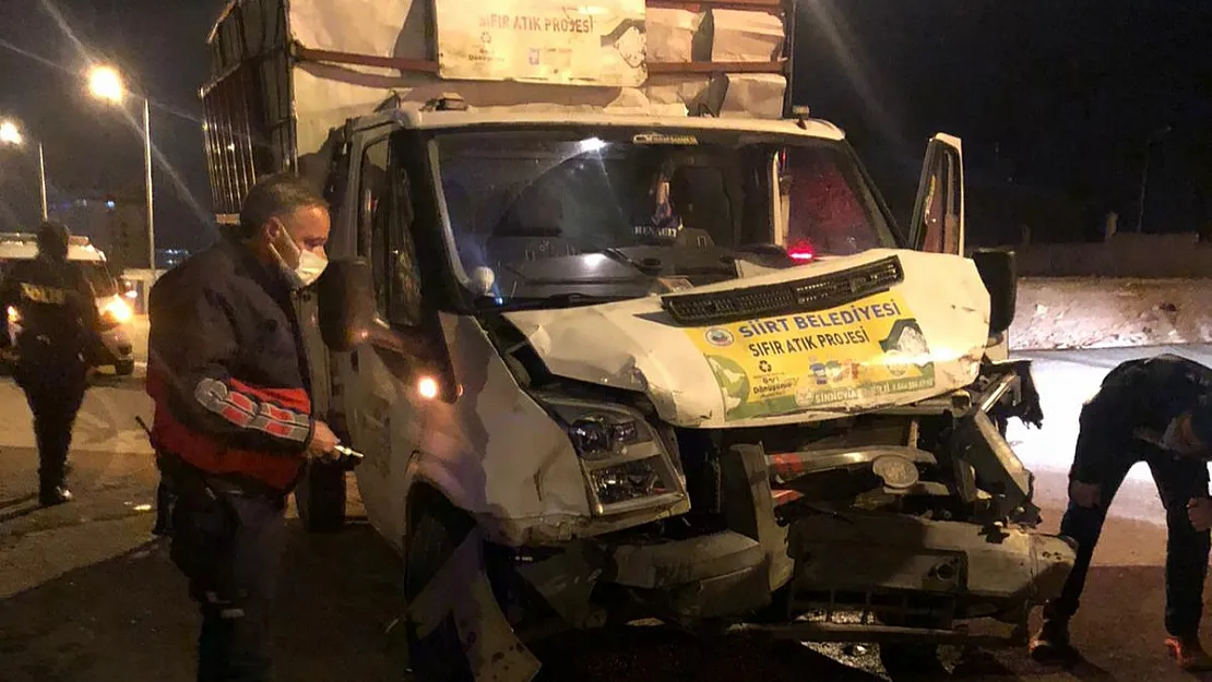 Siirt'te İki Araç Çarpıştı: 3 Yaralı