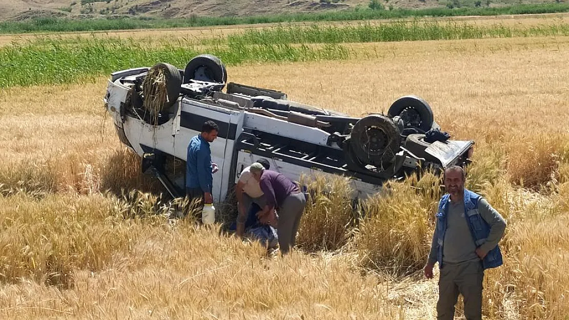 Siirt'te peynir yüklü pikap takla attı: 2 yaralı