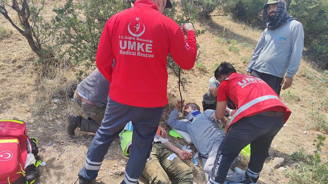 Siirt'te Hurdaya Dönen Araçtan Ölümden Döndüler