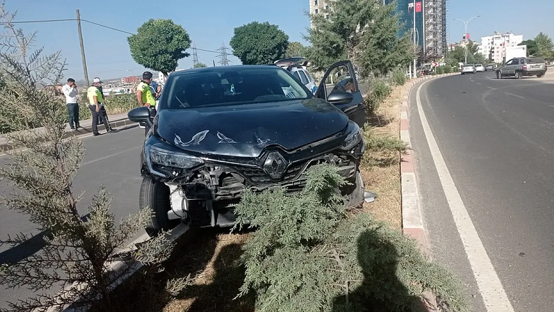 Siirt'te kontrolü kaybeden araç orta refüje çıktı