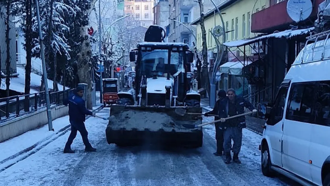 Pervari Belediyesi Kar Küreme Ve Tuzlama Çalışması Başlattı