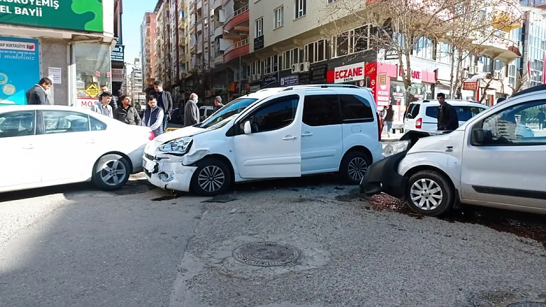 Siirt Şehir Merkezinde Zincirleme Trafik Kazası