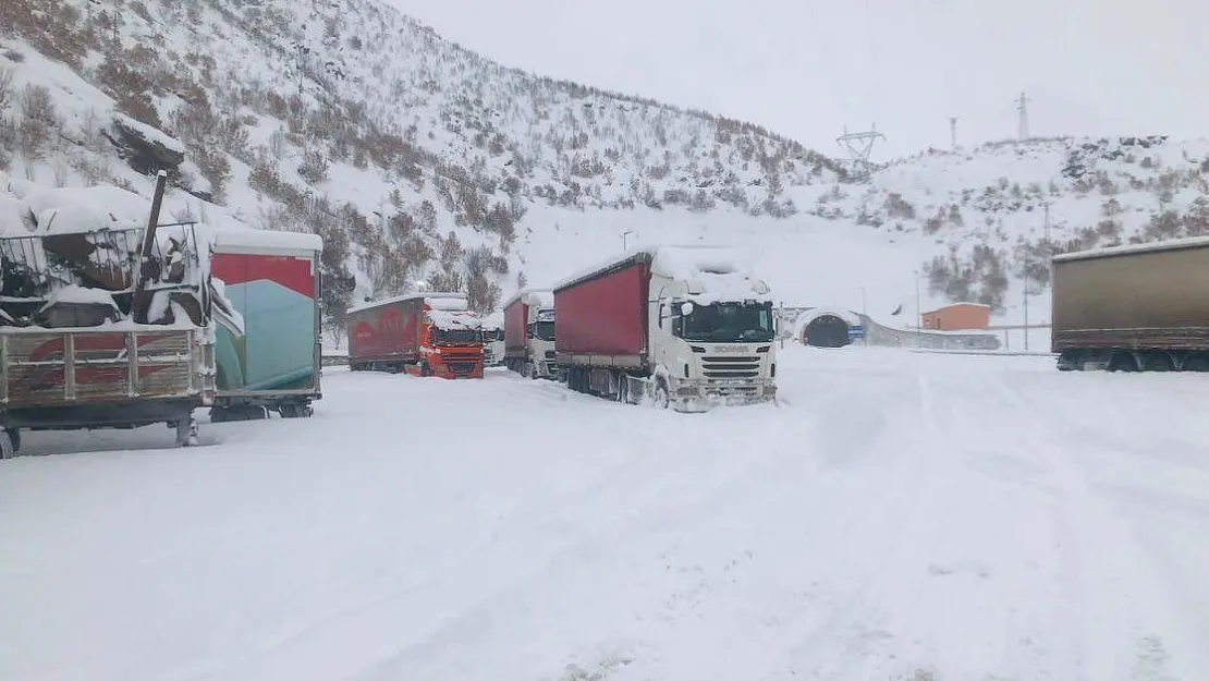 Siirt Bitlis Karayolunda Yüzlerce Araç Mahsur Kaldı