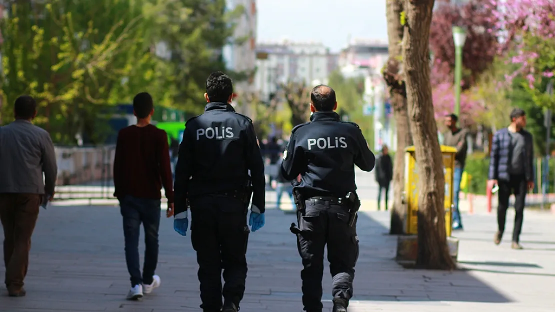 Hafta sonu sokağa çıkma yasağı var mı? Cumartesi ve Pazar yasak saati…