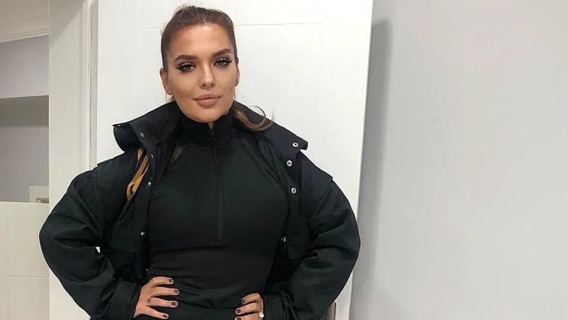 Demet  Akalın, hastane odasında çektirdiği bir fotoğrafını paylaştı.