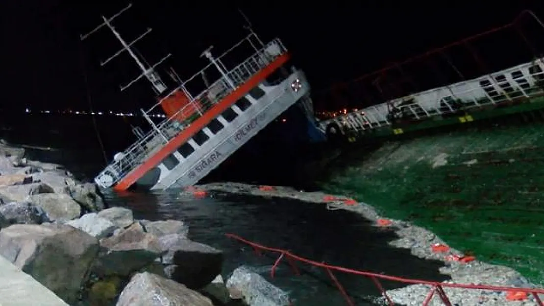 İstanbul Boğazı'nda lodos sebebiyle kıyıya oturan gemi, su alarak battı