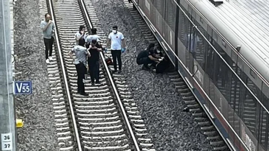 İstanbul'da Marmaray Bostancı durağında bir genç raylara atladı! Seferler durduruldu