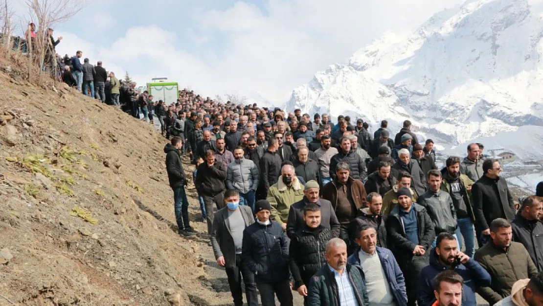 İstanbul'da silahlı saldırıda öldürülen iki kardeş Hakkari'de toprağa verildi