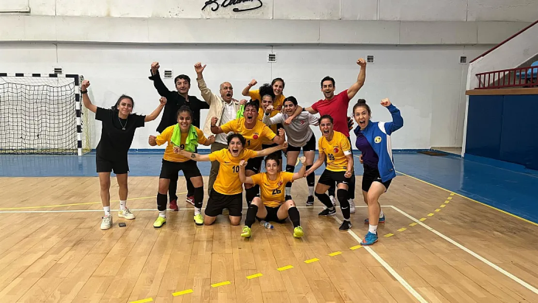 İşte Bizim Kızlar! Siirt Üniversitesi Kadın Futsal Takımı Türkiye Şampiyonu Oldu