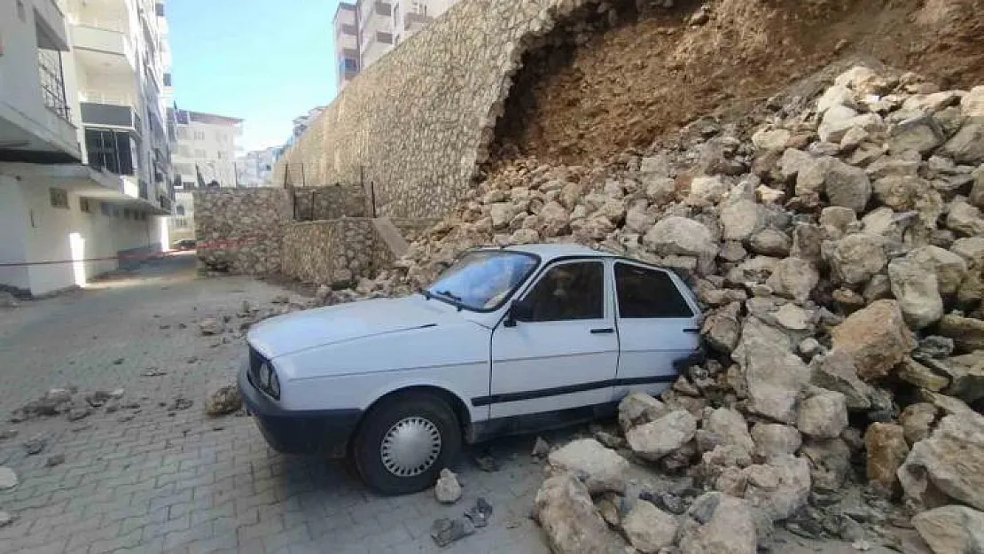 İstinat duvarı otomobillerin üzerine çöktü