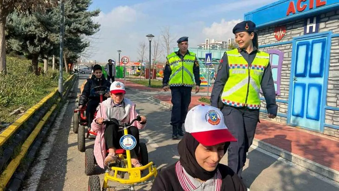 Jandarma'dan öğrencilere temel trafik eğitimi