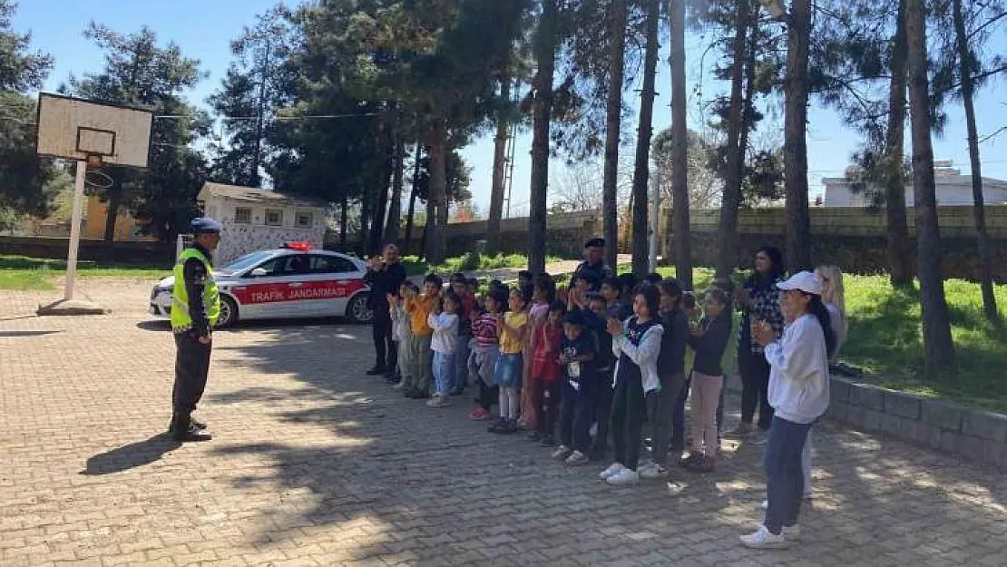 Jandarmadan ilkokul öğrencilerine temel trafik eğitimi