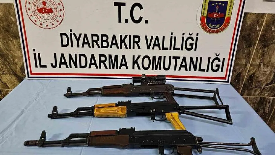 Jandarmanın durdurduğu araçta 3 adet AK-47 ele geçirildi