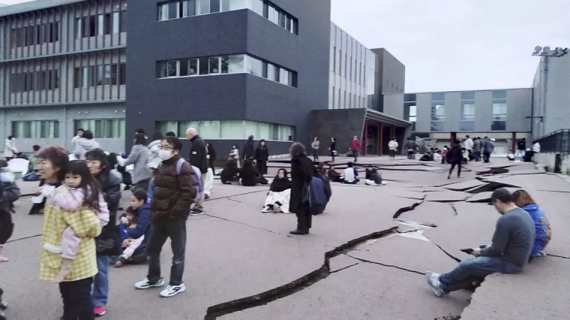 Japonya'da 7.4 büyüklüğünde deprem!