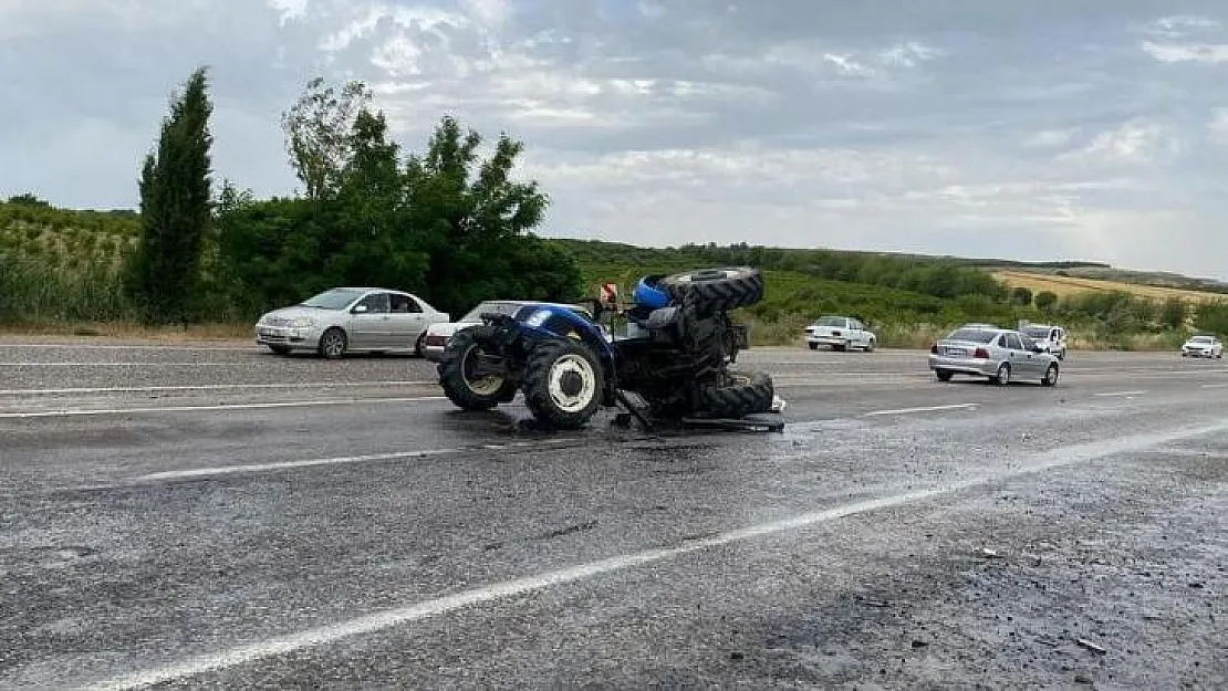 Kamyonun çarptığı traktör ikiye bölündü: 2 yaralı