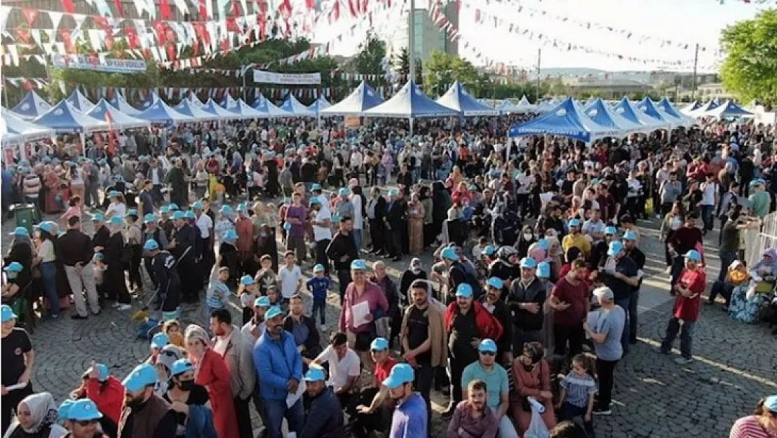 Kan Bağışlayana 'Ayakkabı Hediye' İzdihamı! Saatlerce Sıra Beklediler