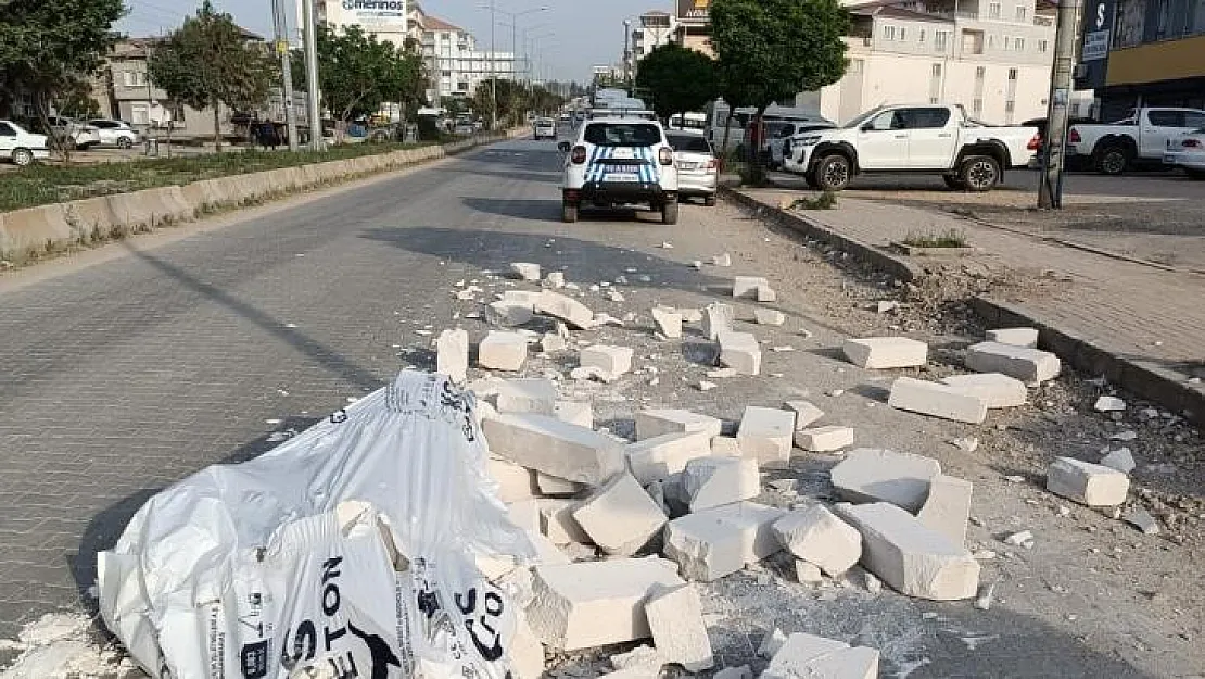 Karayoluna inşaat malzemesi döküldü