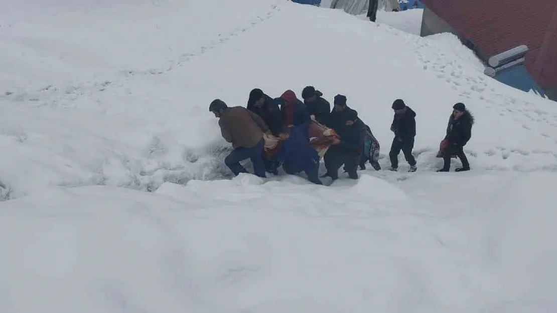 Karda mahsur kalan 81 yaşındaki hasta, sağlık ekiplerine ulaştırıldı