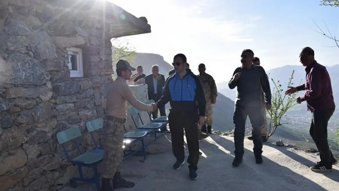 Kaymakam Güngör, üs bölgesinde güvenlik korucularıyla bir araya geldi