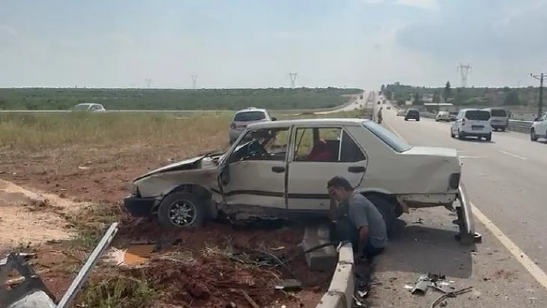 Kaza yaptığı aracının başında gözyaşı döktü