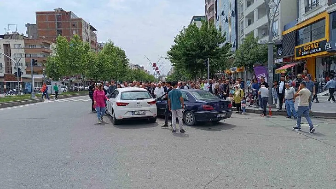 Kazaya karışan kadın çevredekilere hakaret edip 'trafik dersi' verdi