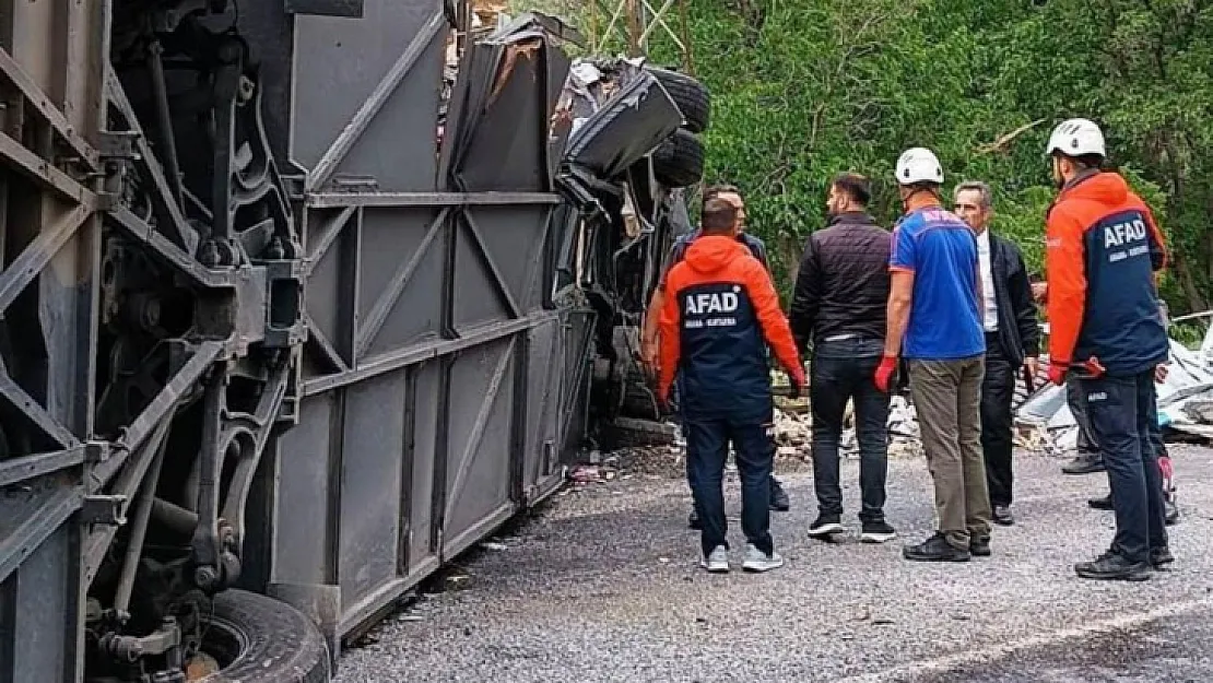 Komşu ilimizde yolcu otobüsü ile kamyon çarpıştı: 2 ölü, 4'ü ağır 30 yaralı