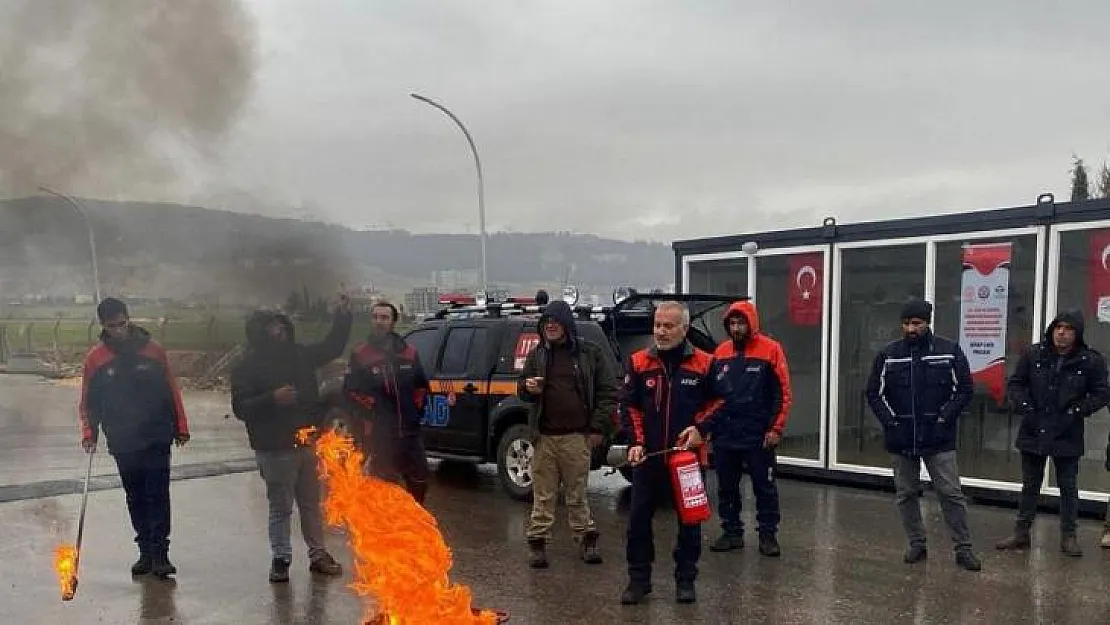 Konteyner kent yönetimlerine yangın söndürme eğitimi