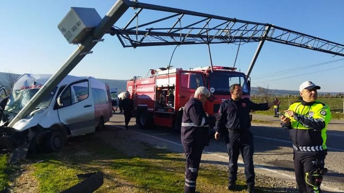 Kontrolden çıkan işçi servisi direğe çarptı: 16 yaralı