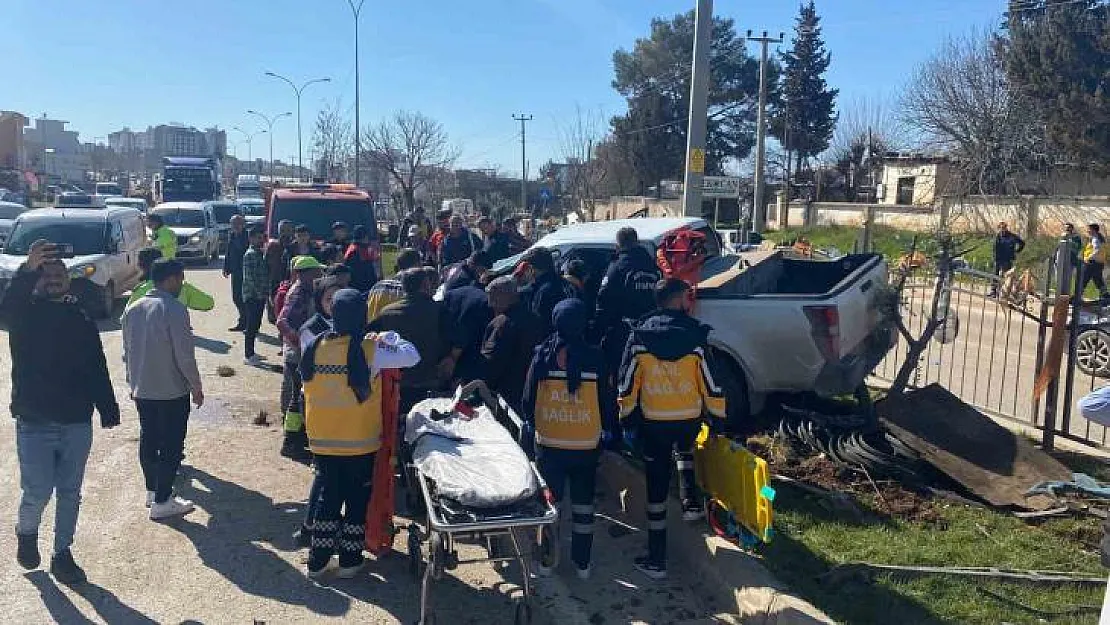 Kontrolden çıkan kamyonet refüje çıktı: 3 yaralı