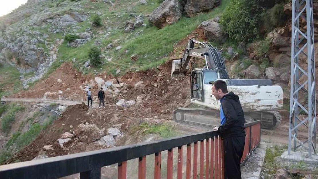 Kozluk'ta 2 köyü birbirine bağlayacak yolda çalışmalar başladı