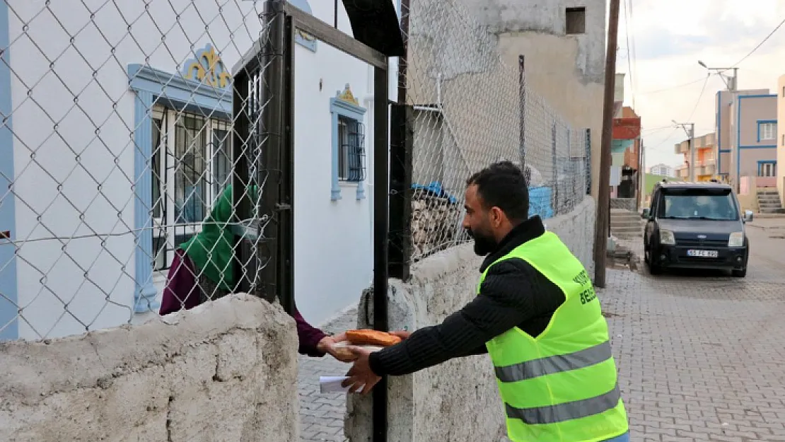 Kurtalan Belediyesi'nden ihtiyaç sahibi ailelere iftarda sıcak yemek dağıtımı