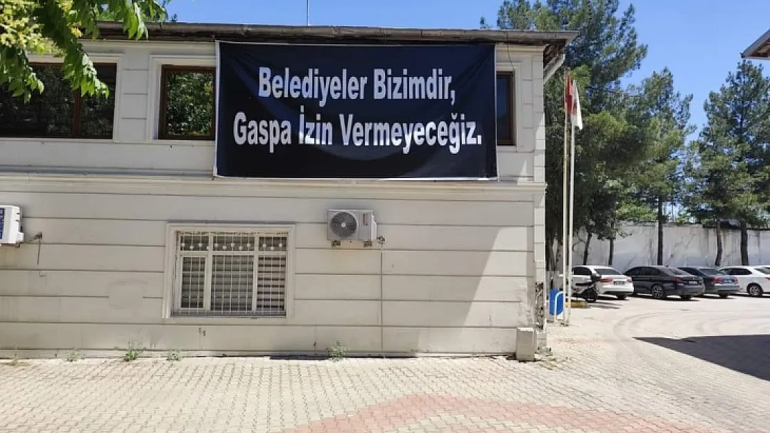 Kurtalan Belediyesi'ne ''Belediyeler Bizimdir Gaspa İzin Vermeyeceğiz'' Yazılı Pankart Asıldı