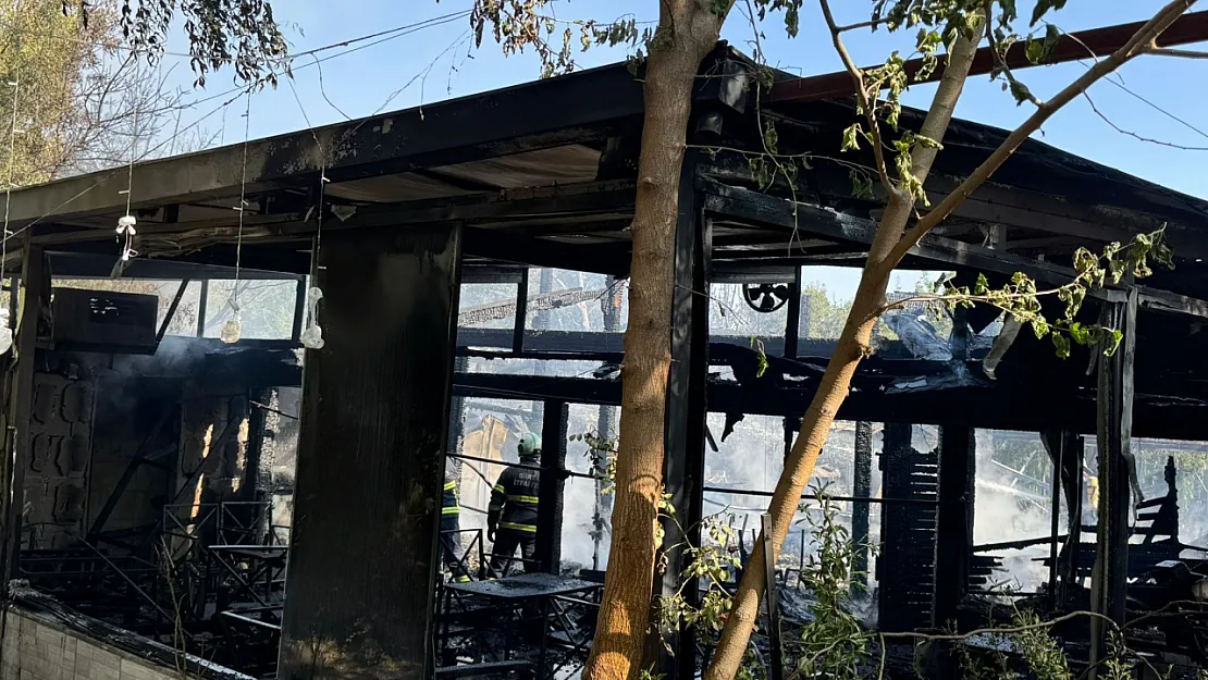 Kurtalan'da Korkutan Yangın: Kafe Küle Döndü