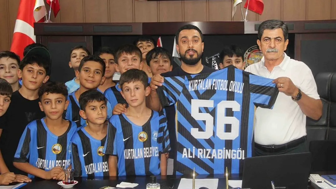 Kurtalan Futbol Okulu Öğrencilerinden Eşbaşkan Bingöl'e Ziyaret