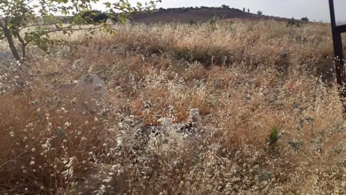 Kurtalan Halkı Mezarlık Ziyaretinde Bulunamıyor! Halk Yetkililere Seslendi