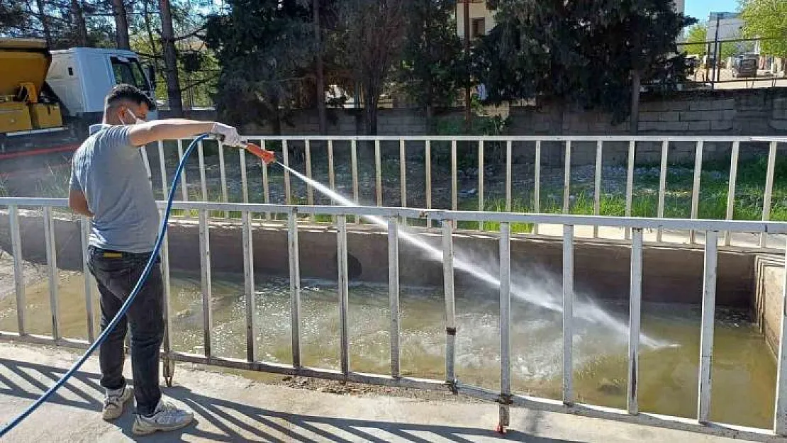 Larva ilaçlama çalışmaları hız kesmeden devam ediyor