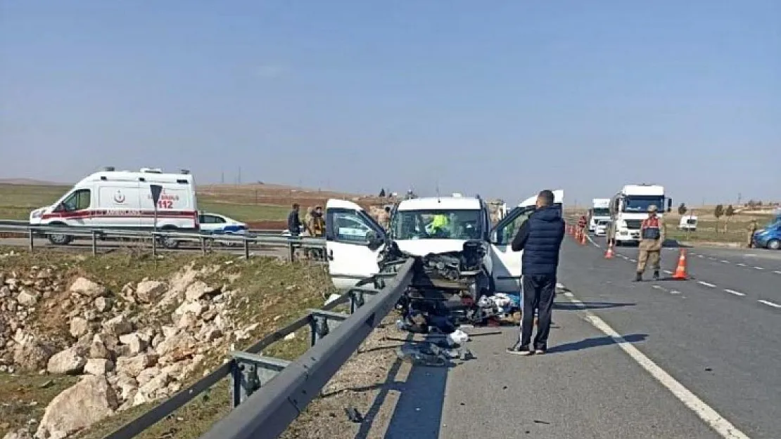 Mardin'de bariyere çarpan hafif ticari araçtaki 2 kişi öldü, 3 kişi yaralandı