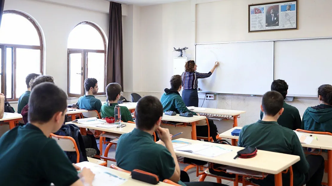 MEB'den Milyonlarca Öğrenciyi İlgilendiren Karar: Okullarda Forma Zorunluluğu Geri Geliyor!