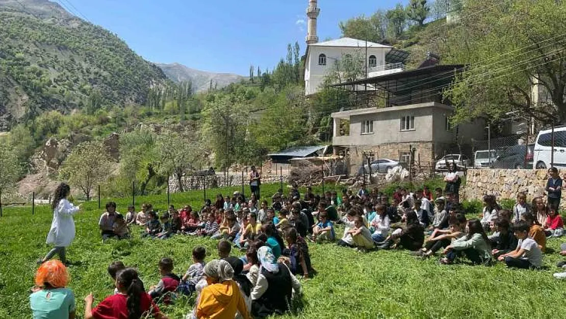 Mereto Dağı eteklerindeki öğrencilere doğal ortamda tiyatro eşliğinde diş sağlığı eğitimi