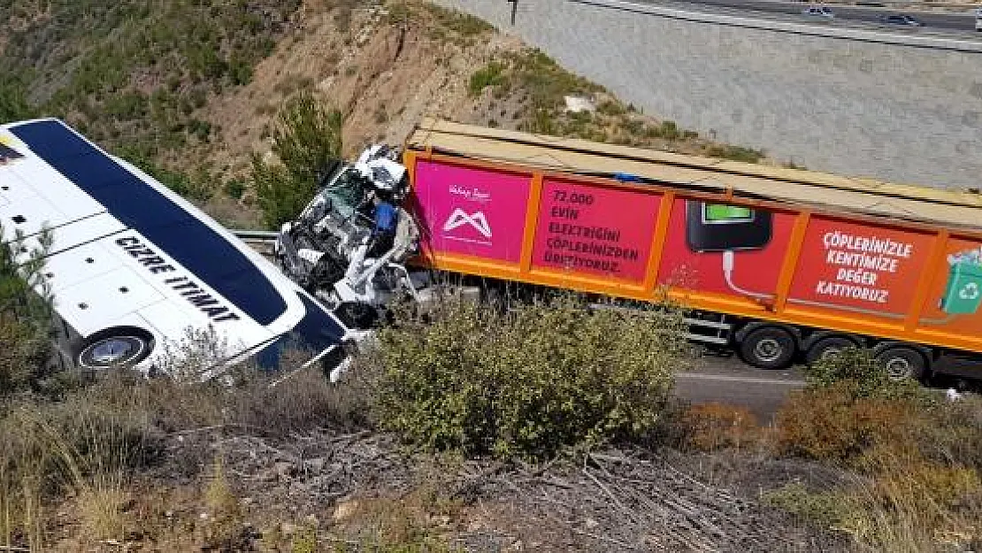 Şırnak Yolcu Otobüsü Mersin'de Kaza Yaptı: 1'i Ağır 14 Kişi Yaralı