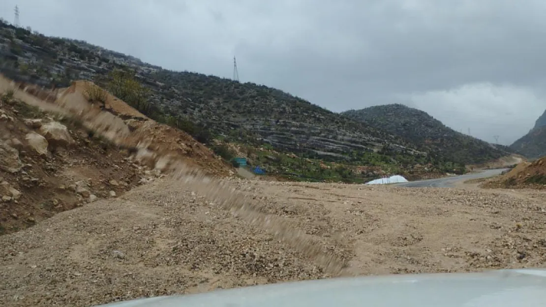 Meteoroloji Uyarıda Bulunmuştu! Siirt - Şırnak Karayolunda Heyelan Meydana Geldi