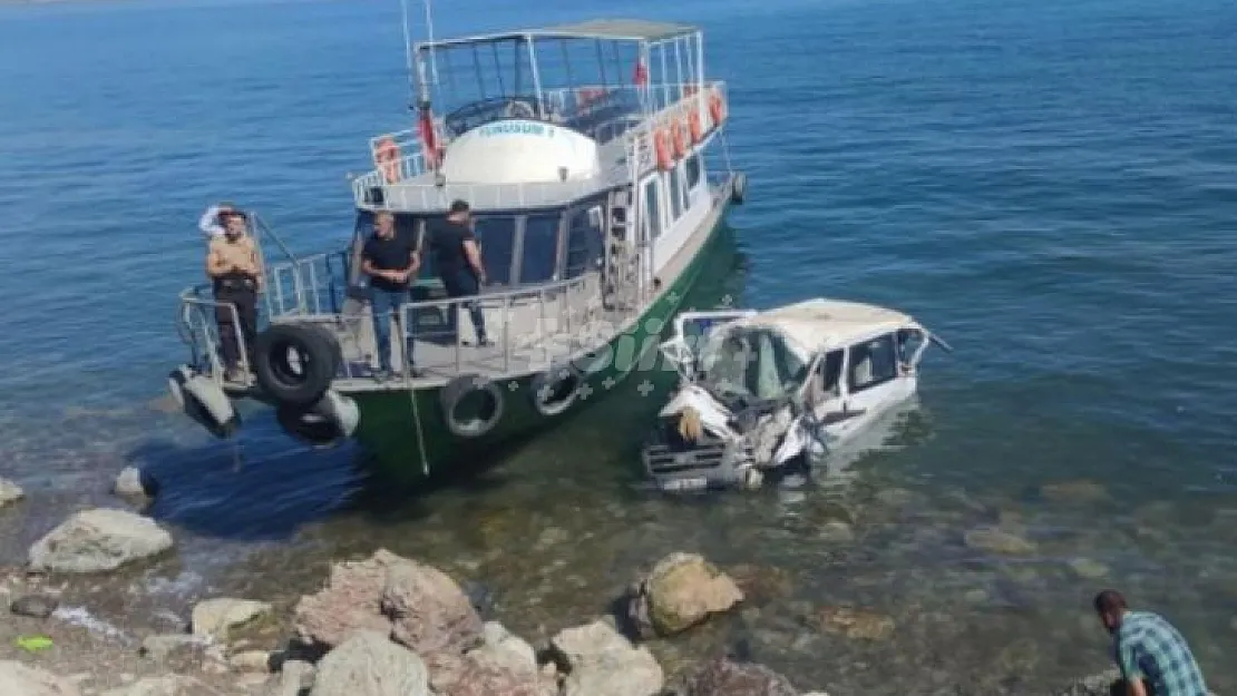 Minibüs Van Gölü'ne uçtu: 11 yaralı