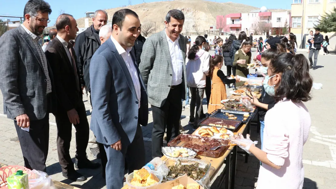 Minik Yürekler Kurtalan'da Depremzedeler İçin Kermes Düzenledi