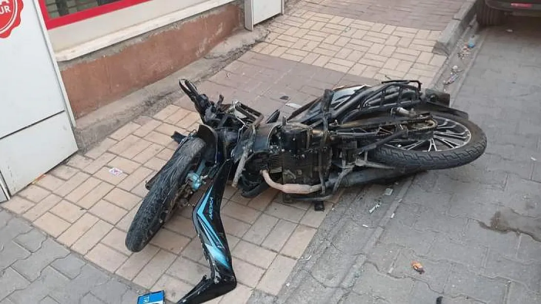 Motosiklet ile otomobil çarpıştı: 2 yaralı