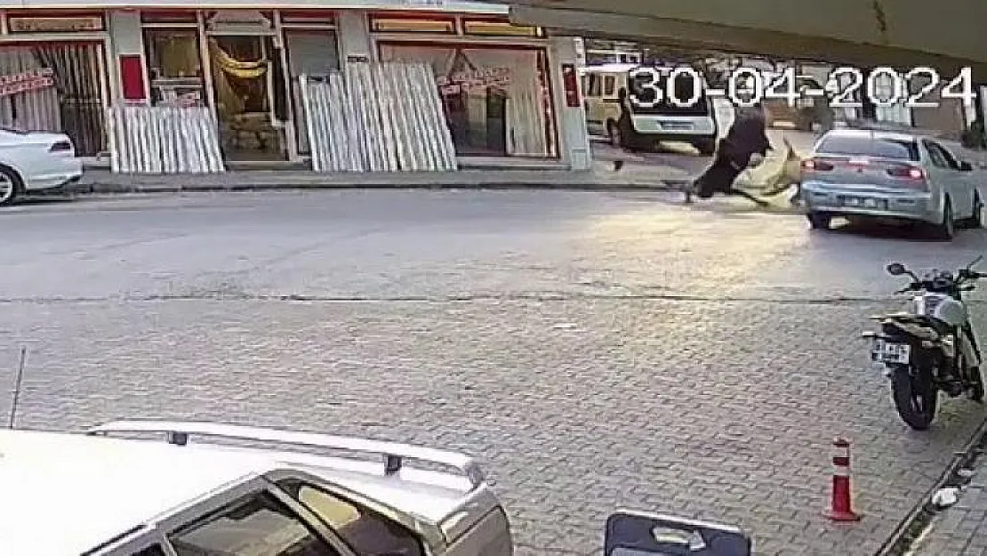 Motosiklet ile otomobilin çarpışma anı kameralara yansıdı