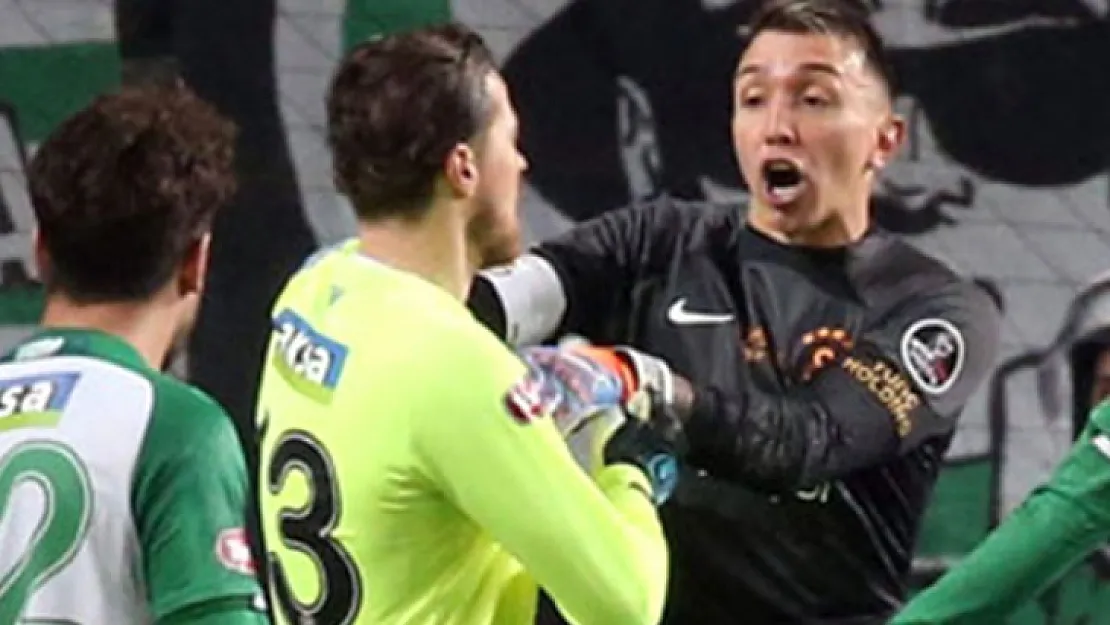 Muslera'yı hiç böyle görmemiştik! Ekrana yansımayan anlarda sahayı birbirine kattı