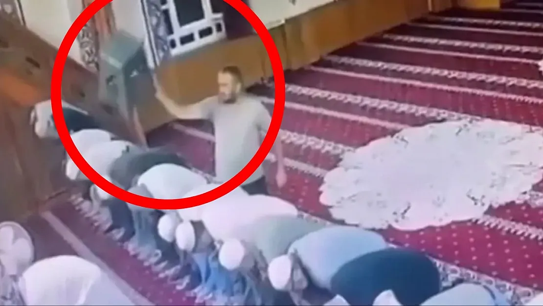 Namaz Sırasında İmam'ın Kafasına Tabureyle Vurdu! Namaz Kılan Cemaat Araya Girdi