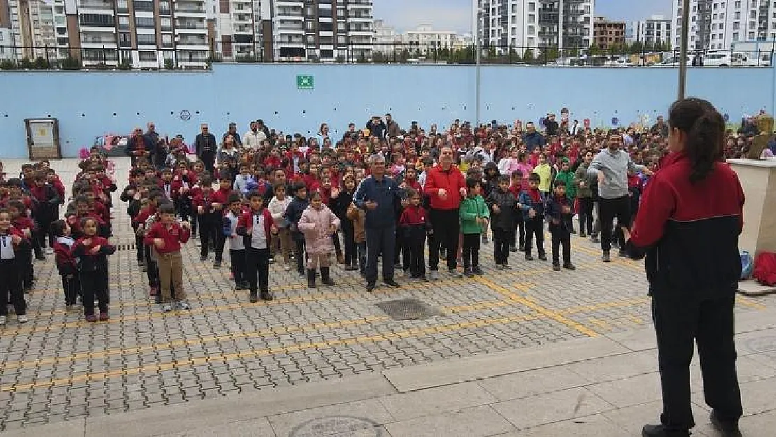 Öğrenciler ders öncesi spor yaptı