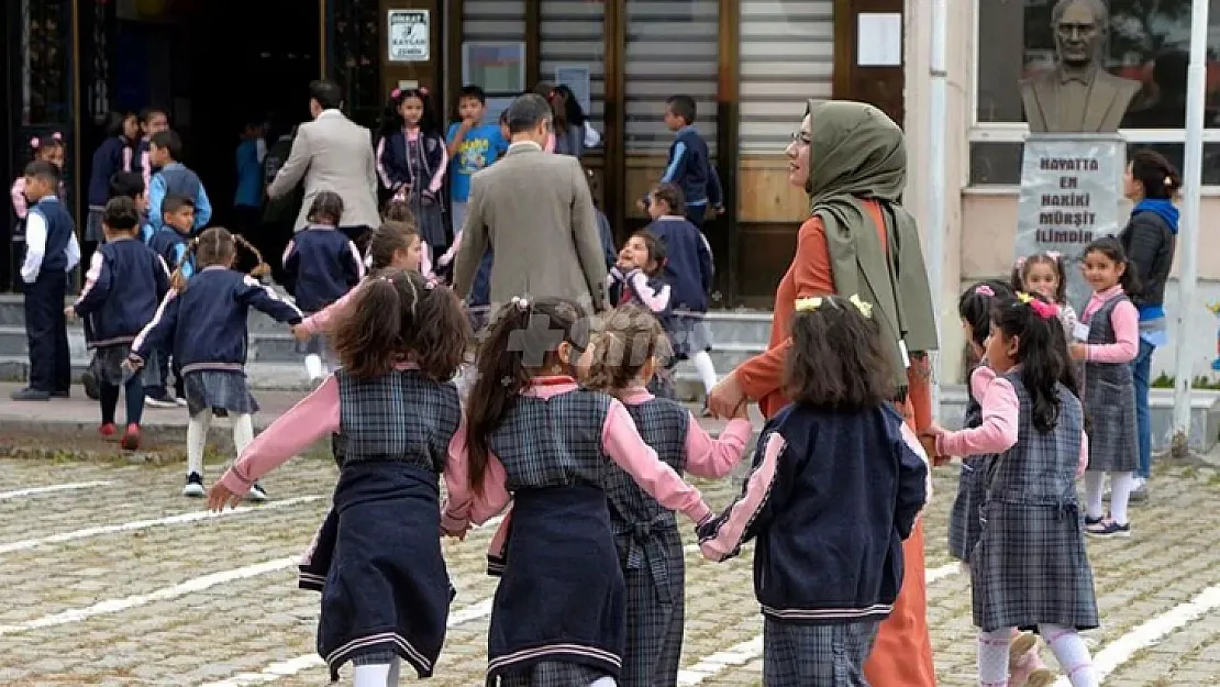 Öğrenciler dikkat! Okulların açılması öne çekildi: Yaz tatili süresi değişti