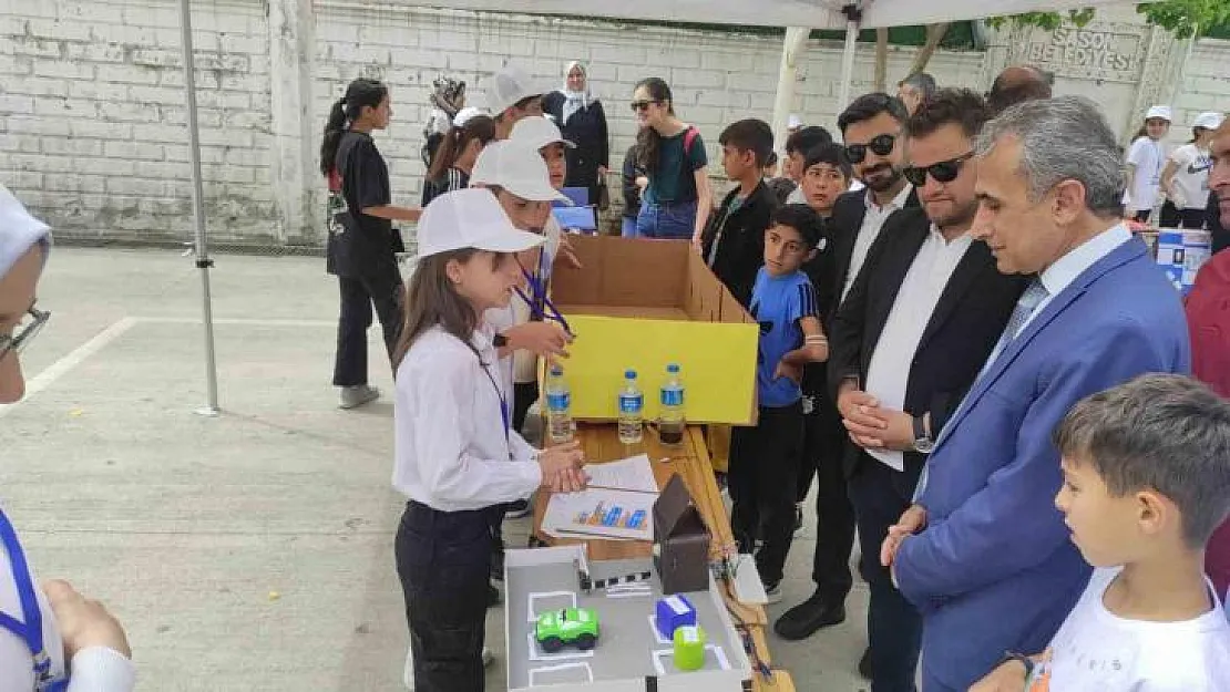 Öğrencilerden yaklaşınca kapağı açılıp kapanan akıllı çöp kutusu